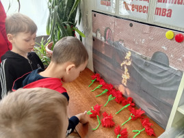 Красная гвоздика — это не просто цветок, а символ памяти, гордости, стойкости и надежды. Красная гвоздика — это не просто цветок, а символ памяти, гордости, стойкости и надежды.